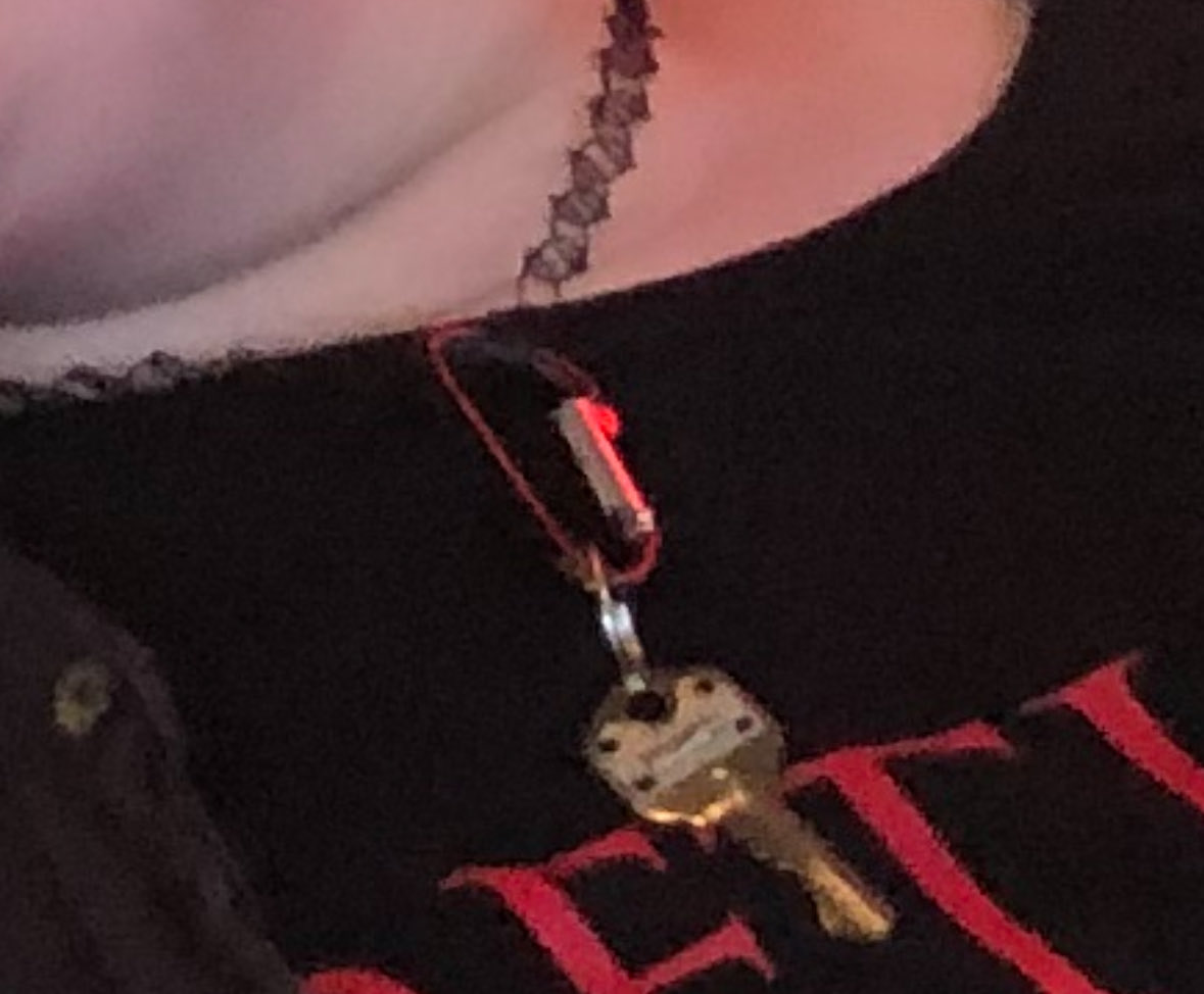 publicversfwb's tweet photo. just found a pic of me from 7th grade (2019/2020) and I was wearing a tattoo choker with a (barely functioning) carabiner on it and on the carabiner was just some random house key. ????????? https://t.co/0djOXevtfc