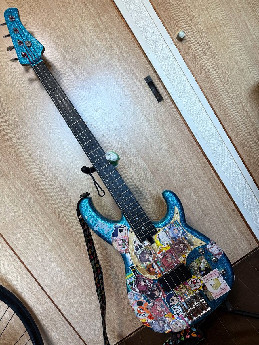 cotsrbt's tweet photo. 久々に弦を張り替えたから久しぶりに私のベースの写真をUPしようと思う https://t.co/0ok7x96lSB