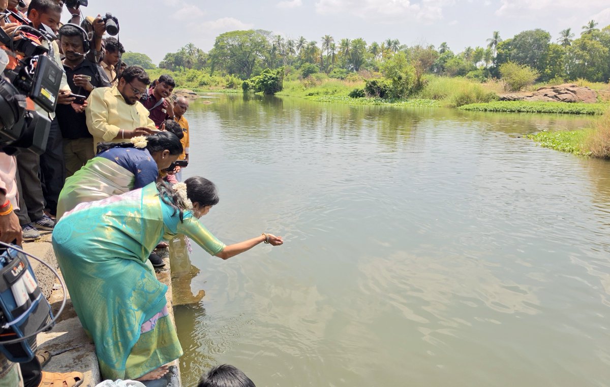 Sowmiyanbumani's tweet photo. திருநெல்வேலி - தாமிரபரணி படித்துறையில் கழிவுநீர் கலக்கப்படுவதை, நேரில் பார்வையிட்டு, பொதுமக்களின் கோரிக்கைகளை கேட்டறிந்து செய்தியாளர்களை சந்தித்தபோது.

இந்நிகழ்ச்சியில் சென்னைவாழ் நெல்லை மக்கள் நல சங்கத் தலைவர் M.சைமன் ஜெயக்குமார், பொதுச்செயலாளர் C.சங்கர்மணி, எழுத்தாளரும், நிகழ்ச்சி ஒருங்கிணைப்பாளருமான முத்தாலங்குறிச்சி காமராசு அவர்கள் உள்ளிட்ட சுற்றுச்சூழல் ஆர்வலர்கள், பாமக நிர்வாகிகள் பங்கேற்றனர்.!

#thamirabarani #Thirunelveli #PMK #sowmiyaanbumani