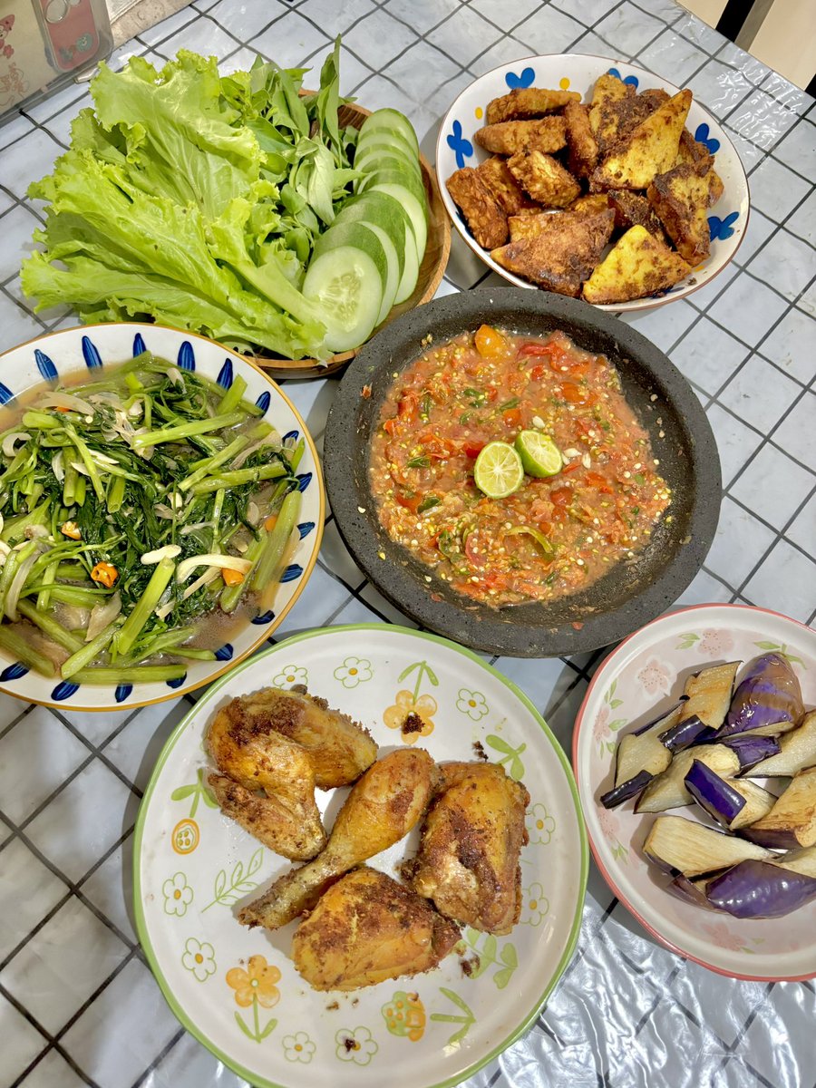 Maeliani07's tweet photo. Menu sedep siang ini ada ayam goreng sambel rampai plus peintilannya 😍😍😍😍 https://t.co/BvSEL3XM31