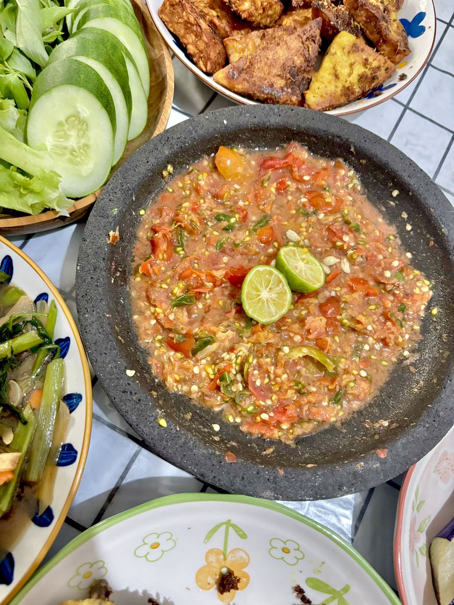 Maeliani07's tweet photo. Menu sedep siang ini ada ayam goreng sambel rampai plus peintilannya 😍😍😍😍 https://t.co/BvSEL3XM31