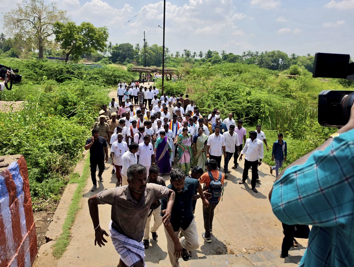 Sowmiyanbumani's tweet photo. திருநெல்வேலி - தாமிரபரணி படித்துறையில் கழிவுநீர் கலக்கப்படுவதை, நேரில் பார்வையிட்டு, பொதுமக்களின் கோரிக்கைகளை கேட்டறிந்து செய்தியாளர்களை சந்தித்தபோது.

இந்நிகழ்ச்சியில் சென்னைவாழ் நெல்லை மக்கள் நல சங்கத் தலைவர் M.சைமன் ஜெயக்குமார், பொதுச்செயலாளர் C.சங்கர்மணி, எழுத்தாளரும், நிகழ்ச்சி ஒருங்கிணைப்பாளருமான முத்தாலங்குறிச்சி காமராசு அவர்கள் உள்ளிட்ட சுற்றுச்சூழல் ஆர்வலர்கள், பாமக நிர்வாகிகள் பங்கேற்றனர்.!

#thamirabarani #Thirunelveli #PMK #sowmiyaanbumani