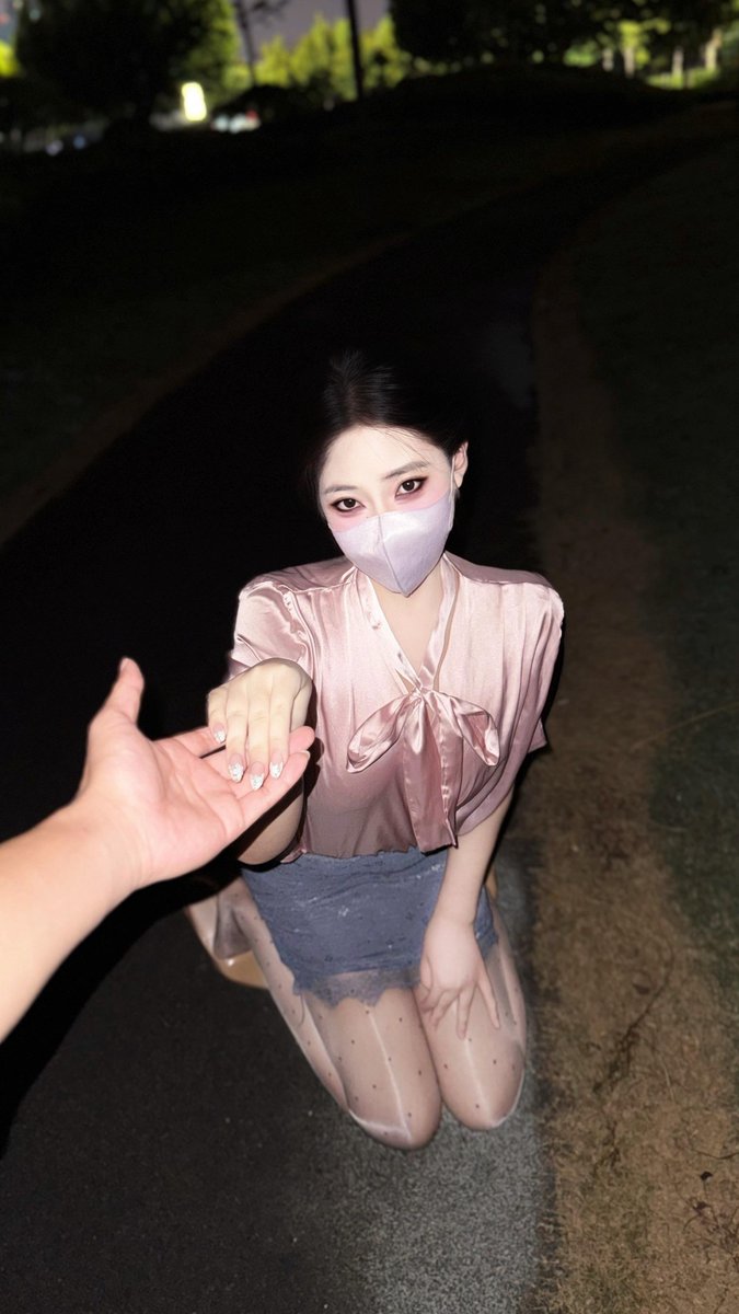 CryptoTZWF's tweet photo. 狐媚子眼，戴口罩，丸子头，蜜桃臀，波点丝袜，漆皮小高跟，略带娇喘哼唧唧在你耳边喊爸爸她好想，能顶得住的兄弟可以确诊阳痿了。 https://t.co/ILn0e14XnX