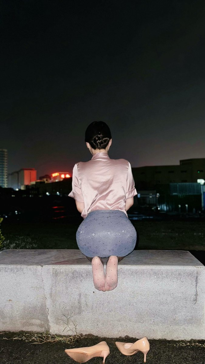 CryptoTZWF's tweet photo. 狐媚子眼，戴口罩，丸子头，蜜桃臀，波点丝袜，漆皮小高跟，略带娇喘哼唧唧在你耳边喊爸爸她好想，能顶得住的兄弟可以确诊阳痿了。 https://t.co/ILn0e14XnX