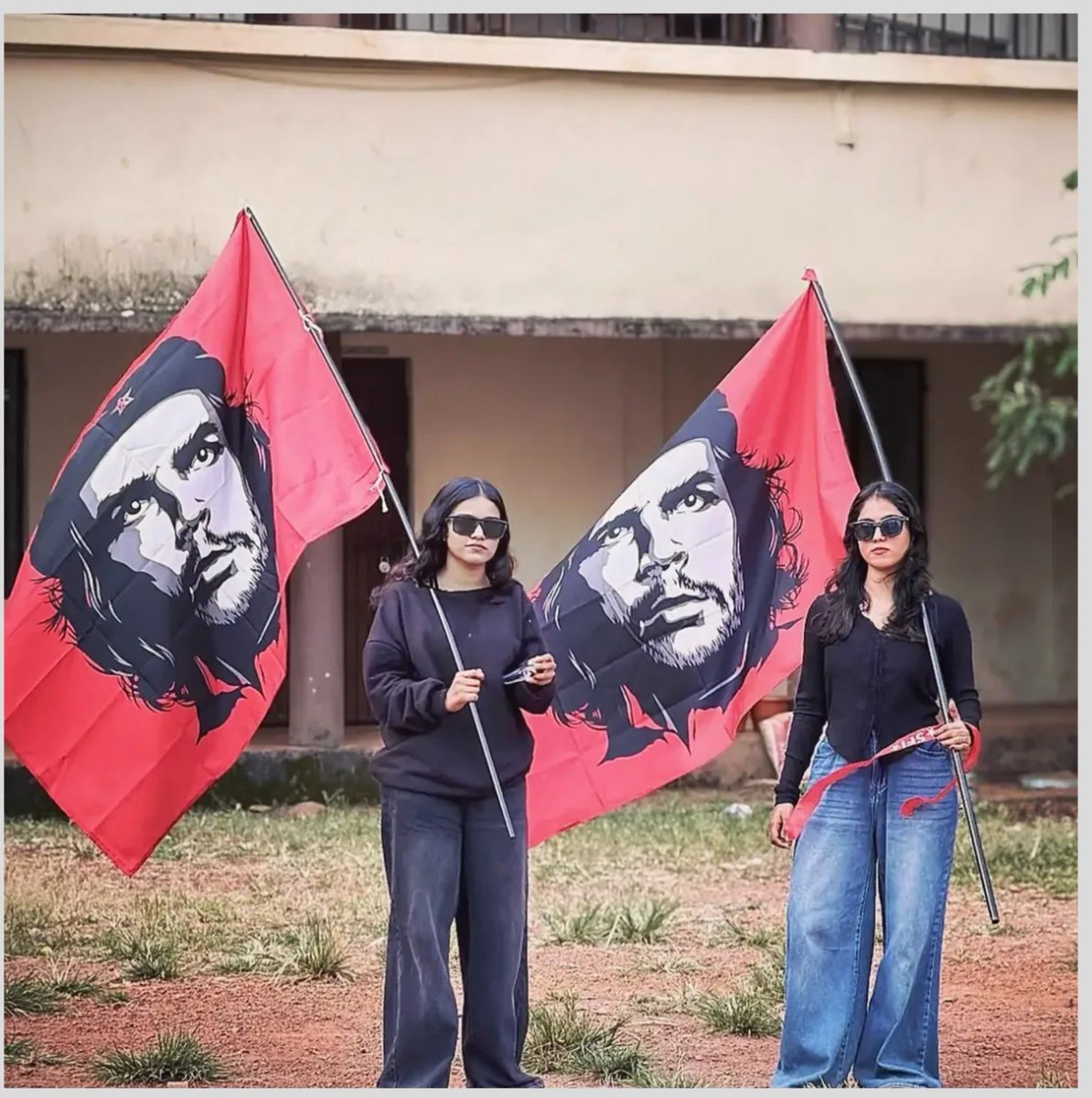 VicenteLopez007's tweet photo. Dos mujeres con banderas con el rostro del Che Guevara. https://t.co/ByOQTBA7yg