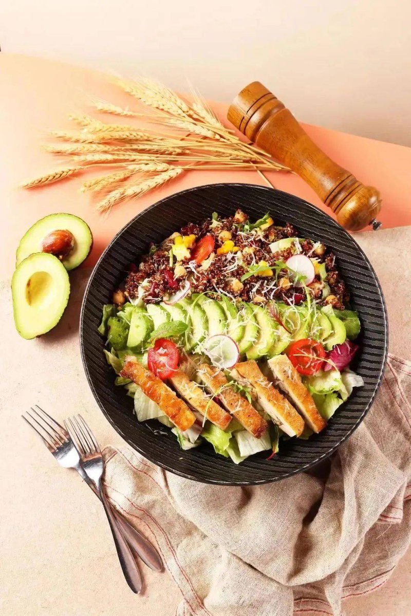 Doddxbwly's tweet photo. Mi almuerzo de hoy es ensalada de quinoa con aguacate y pollo a la parrilla, ligero y delicioso., https://t.co/mcilUiHRDG