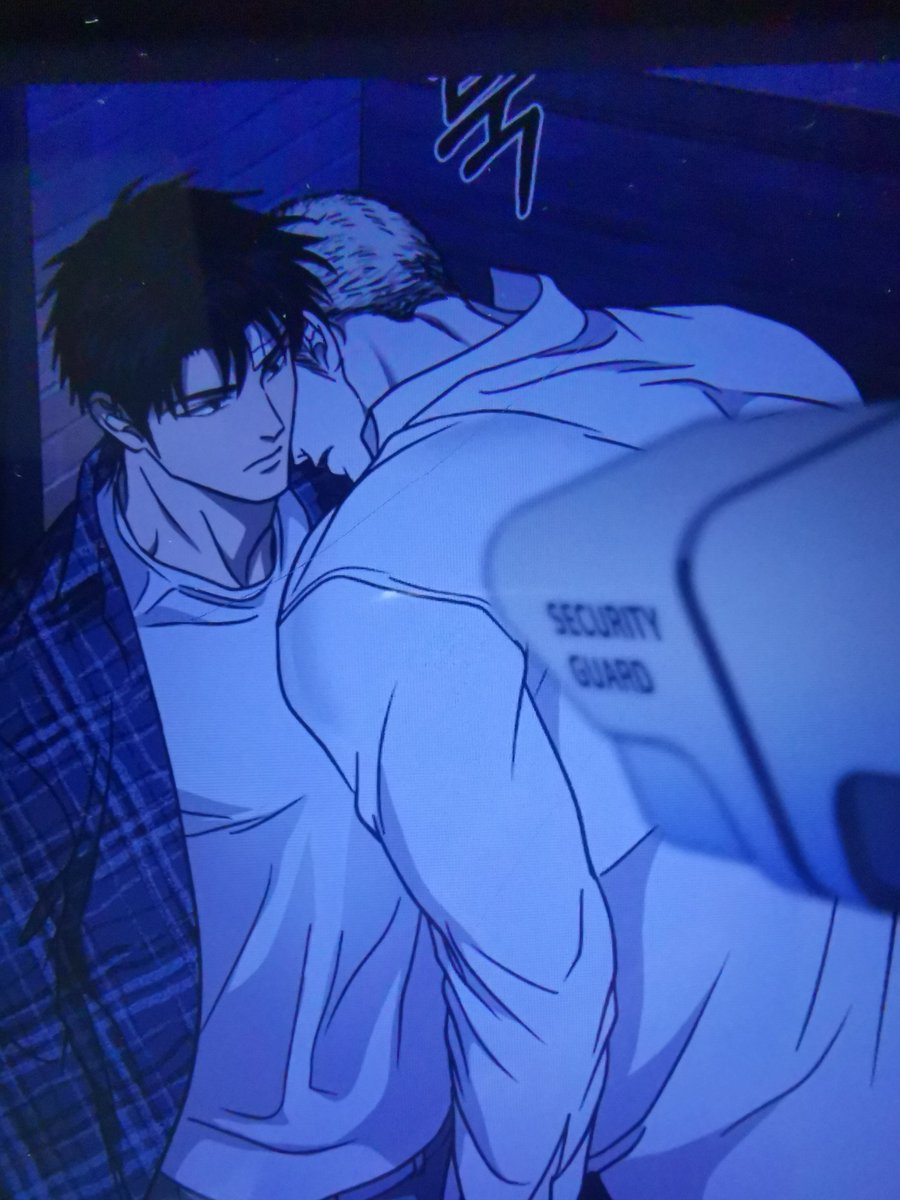 Shutlinelover00's tweet photo. SPOILER!! I Love how Jake casually put a lock, cameras and bugged the house for shingun like this man is so protective and then he became clingy like this man is sexy and adorable i love him sm this manhwa is my comfort manhwa #shutline #jakegillan #moonshingun #ch117 https://t.co/sSPAMBz52U