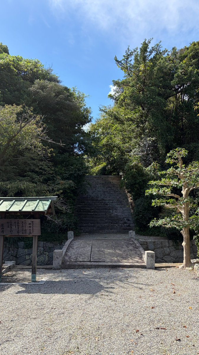 wan_information's tweet photo. 王墓（神櫛王墓)

高松市牟礼町にある「王墓（神櫛王墓）」は、景行天皇の皇子であり讃岐国造の祖とも伝えられる神櫛王の墓所です。宮内庁の治定墓でもある前方後円墳。 駐車場がないため、訪れる際は琴電がおすすめ。
近くに源平合戦の史跡あり。
#香川観光　#琴電 https://t.co/l9HX1sll7h