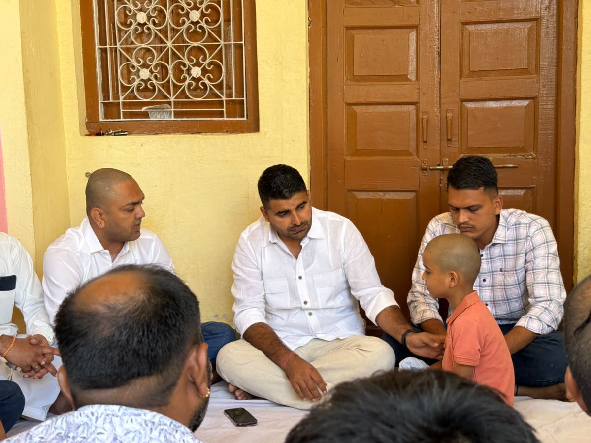 RavindraBhati__'s tweet photo. अपने कर्तव्यों का निर्वहन करते हुए शहीद हुए वन विभाग के रेंजर स्वर्गीय श्री प्रताप सिंह जी चुण्डावत के देहावसान पर आज उनके गांव मेड़ी अमराणा, चित्तौड़गढ़ स्थित निवास पर पहुंचकर श्रद्धासुमन अर्पित किए तथा शोकाकुल परिजनों से मिलकर अपनी शोक संवेदनाएं व्यक्त की।

कर्तव्य पथ पर अपने प्राण न्योछावर करने वाले स्वर्गीय श्री प्रताप सिंह जी का बलिदान सदैव स्मरणीय रहेगा। इस दुःख की घड़ी में मेरी संवेदनाएं शोकाकुल परिवार के साथ हैं।

परमपिता परमेश्वर से प्रार्थना है कि दिवंगत आत्मा को अपने श्रीचरणों में स्थान प्रदान करें तथा परिजनों को यह अपार एवं असहनीय दुःख सहन करने की शक्ति और संबल प्रदान करें।

ॐ शांति!