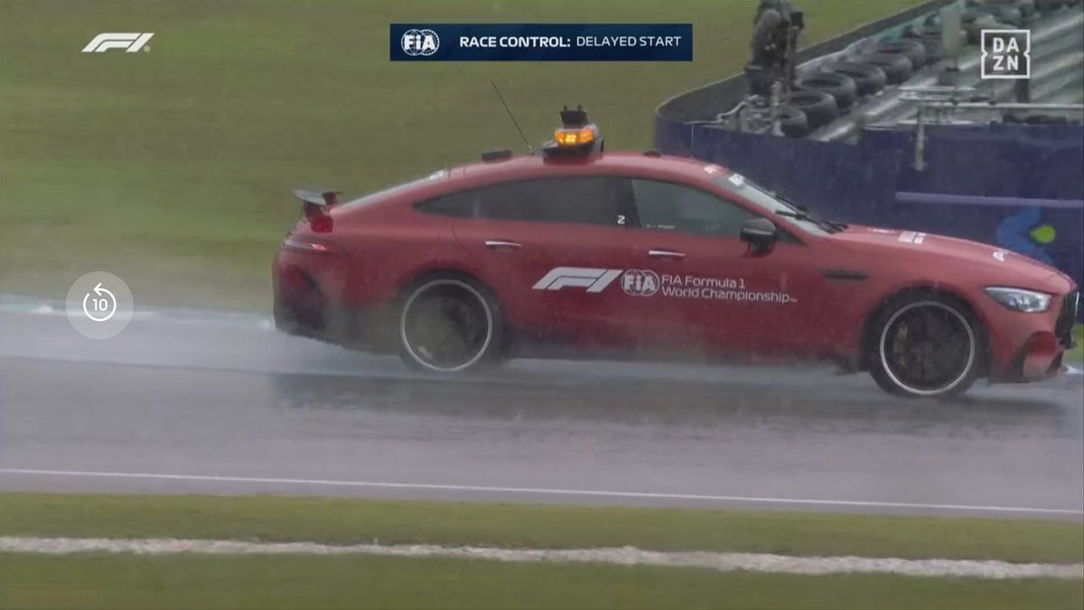1nf0rm4tic0's tweet photo. el safety car surfeando en malasia https://t.co/xMM4az28u2