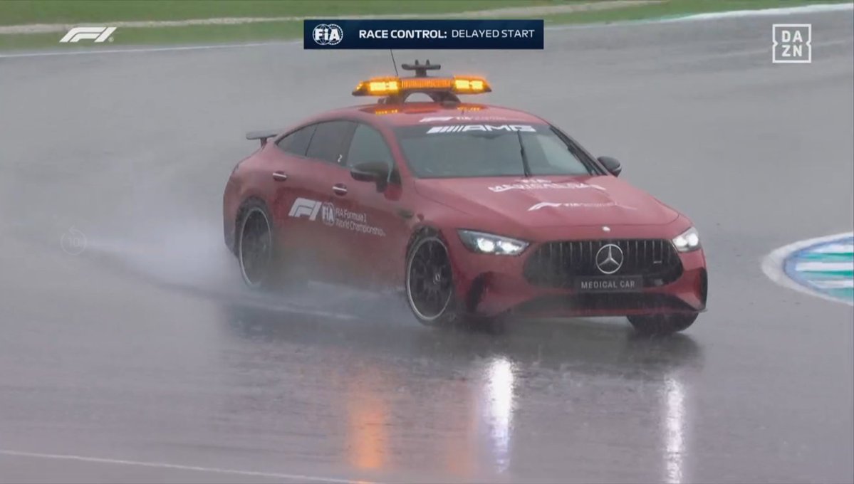 1nf0rm4tic0's tweet photo. el safety car surfeando en malasia https://t.co/xMM4az28u2