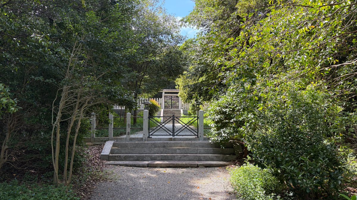 wan_information's tweet photo. 王墓（神櫛王墓)

高松市牟礼町にある「王墓（神櫛王墓）」は、景行天皇の皇子であり讃岐国造の祖とも伝えられる神櫛王の墓所です。宮内庁の治定墓でもある前方後円墳。 駐車場がないため、訪れる際は琴電がおすすめ。
近くに源平合戦の史跡あり。
#香川観光　#琴電 https://t.co/l9HX1sll7h