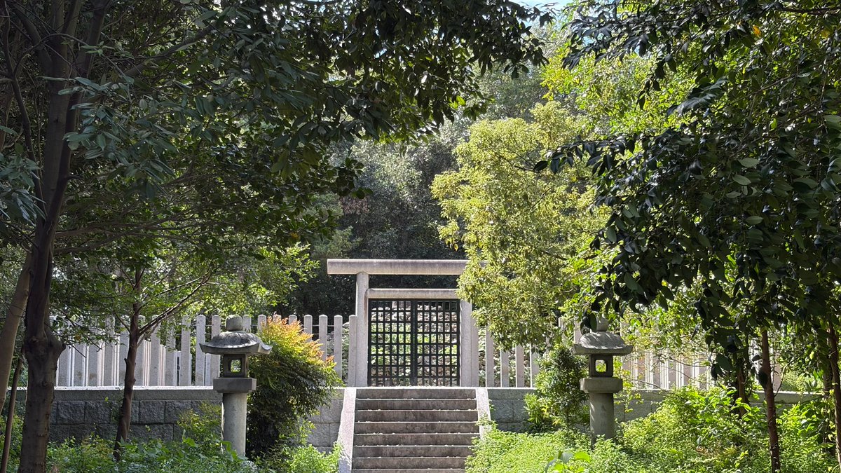 wan_information's tweet photo. 王墓（神櫛王墓)

高松市牟礼町にある「王墓（神櫛王墓）」は、景行天皇の皇子であり讃岐国造の祖とも伝えられる神櫛王の墓所です。宮内庁の治定墓でもある前方後円墳。 駐車場がないため、訪れる際は琴電がおすすめ。
近くに源平合戦の史跡あり。
#香川観光　#琴電 https://t.co/l9HX1sll7h