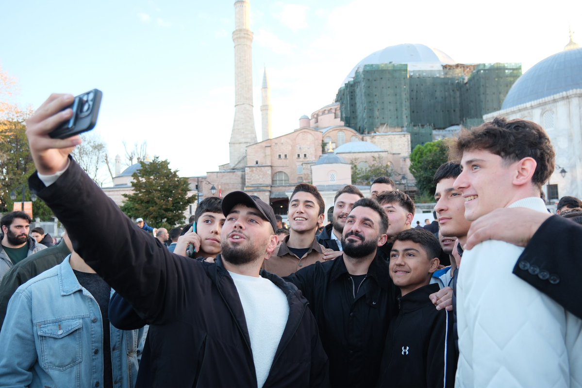 ibrahim_besinci's tweet photo. 📍 Ayasofya

“Bir de sabah namazını kıl. Çünkü sabah namazı şahitlidir.”
(İsrâ Sûresi, 78)

Ayasofya’nın manevi ikliminde, seherin bereketiyle aynı duada buluştuk.
81 ilde gönüllerimizi aynı niyette birleştirip, omuz omuza saf tuttuk. 🤲🏻

Birliğimize, kardeşliğimize ve dualarımıza şahit olsun bu sabah…

Rabbim ibadetlerimizi kabul, dualarımızı makbul; beraberliğimizi daim eylesin. 🤲🏻