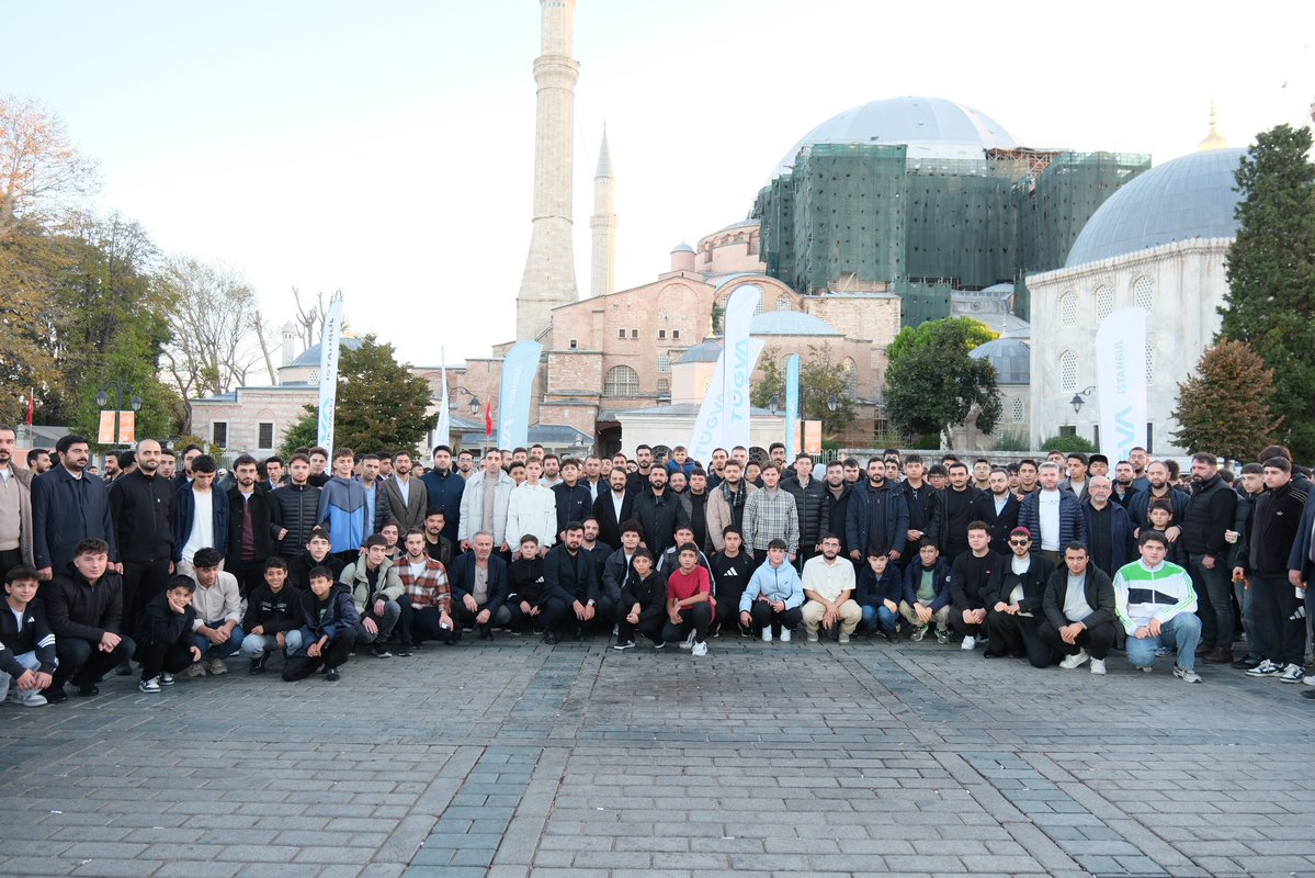 ibrahim_besinci's tweet photo. 📍 Ayasofya

“Bir de sabah namazını kıl. Çünkü sabah namazı şahitlidir.”
(İsrâ Sûresi, 78)

Ayasofya’nın manevi ikliminde, seherin bereketiyle aynı duada buluştuk.
81 ilde gönüllerimizi aynı niyette birleştirip, omuz omuza saf tuttuk. 🤲🏻

Birliğimize, kardeşliğimize ve dualarımıza şahit olsun bu sabah…

Rabbim ibadetlerimizi kabul, dualarımızı makbul; beraberliğimizi daim eylesin. 🤲🏻