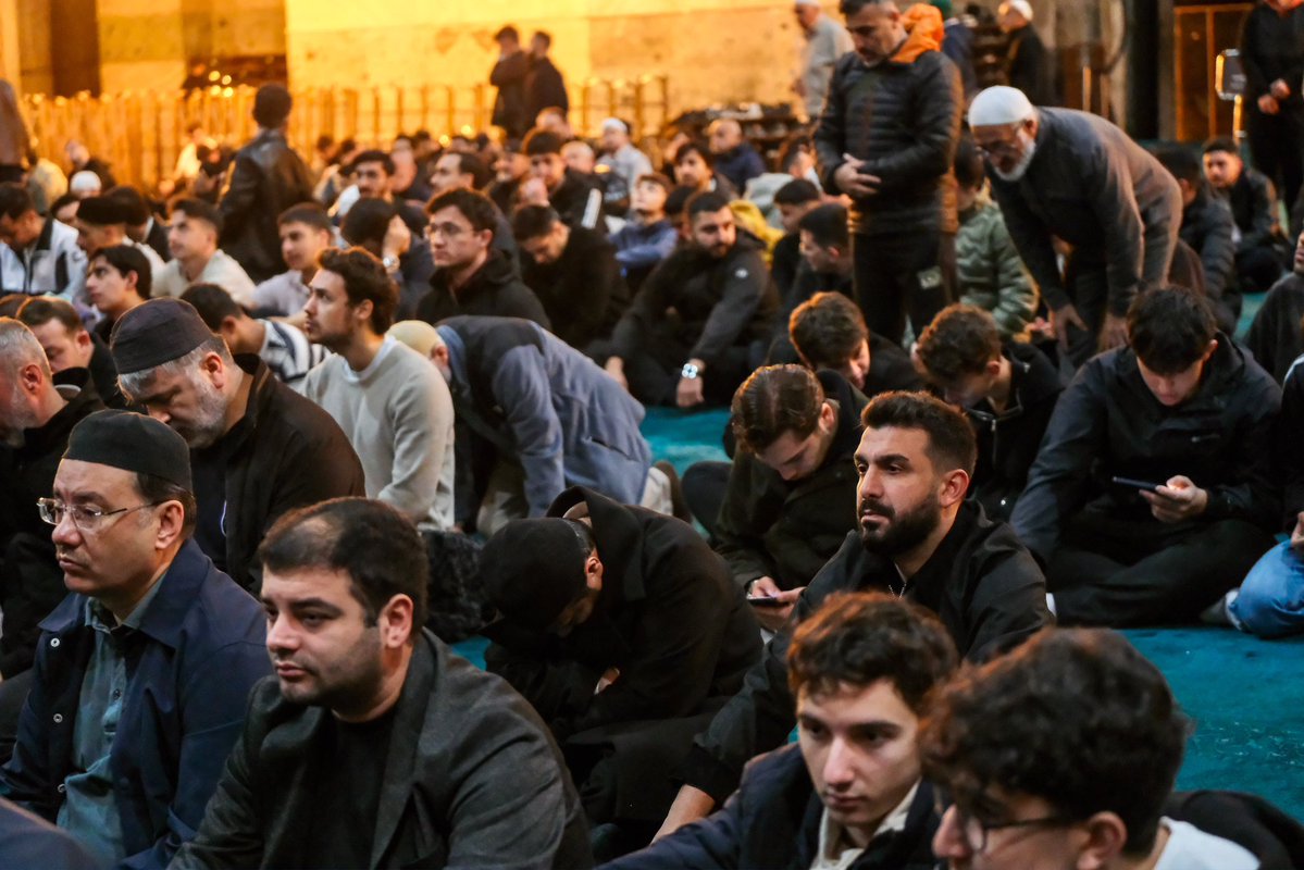 ibrahim_besinci's tweet photo. 📍 Ayasofya

“Bir de sabah namazını kıl. Çünkü sabah namazı şahitlidir.”
(İsrâ Sûresi, 78)

Ayasofya’nın manevi ikliminde, seherin bereketiyle aynı duada buluştuk.
81 ilde gönüllerimizi aynı niyette birleştirip, omuz omuza saf tuttuk. 🤲🏻

Birliğimize, kardeşliğimize ve dualarımıza şahit olsun bu sabah…

Rabbim ibadetlerimizi kabul, dualarımızı makbul; beraberliğimizi daim eylesin. 🤲🏻