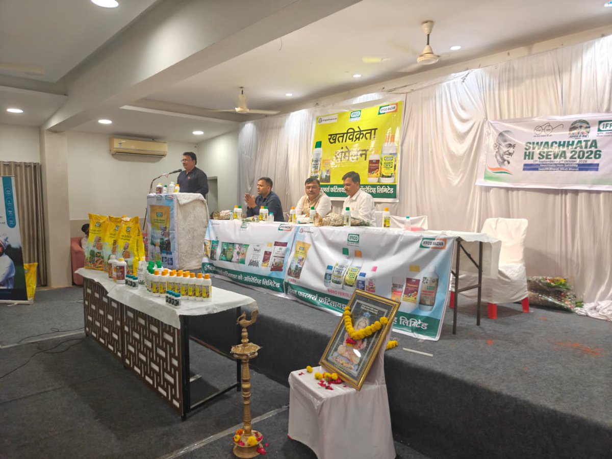 iffco_maha's tweet photo. नाशिक जिल्ह्यातील मालेगाव येथे इफको इ बाजार फ्रेंचसींची प्रशिक्षण शिबीर आयोजित करण्यात आले होते. कार्यक्रमत श्री रजनीश पांडे उप महा प्रबंधक इफको इ बाजार लि यांनी उपस्थीताना नॅनो खातं बाबत मार्गदर्शन केले. डॉ एम एस पोवार स्टेट मार्केटिंग मैनेजर महाराष्ट्र यांनीही मार्गदर्शन केले https://t.co/k0P2wbmeNU