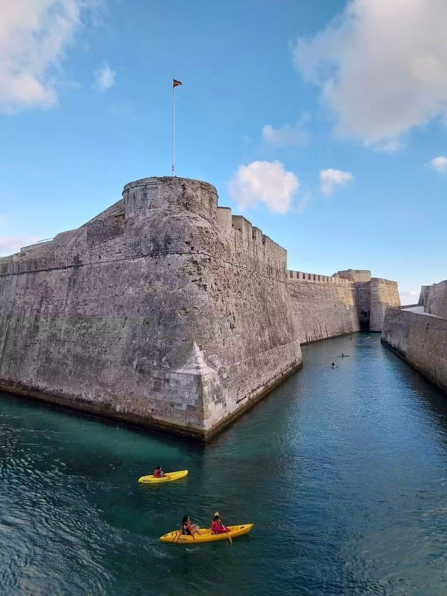 RuanoVill's tweet photo. Ceuta, es España 🇪🇸
Ceuta , se defiende 🇪🇸💪

Foso de San Felipe, Ceuta🇪🇦 
El único foso navegable del mundo. 

Murallas Reales de Ceuta, conjunto monumental. La ciudad amurallada por los romanos. En el s. X y s. XVI,se construyeron nuevas murallas https://t.co/WMPc3vovcR