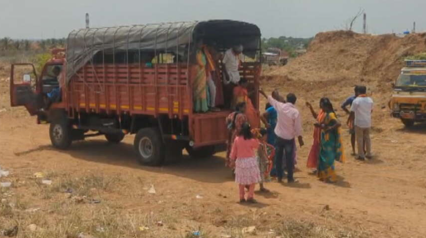 sunnewstamil's tweet photo. #JUSTNOW | இன்னும் சற்று நேரத்தில் தாராபுரத்தில் முதல்வர் விஜய் ரோடு ஷோ தொடங்க உள்ள நிலையில், அவரைக் காண லாரி உள்ளிட்ட சரக்கு வாகனங்களில் வந்திறங்கும் தவெகவினர்
#SunNews | #TVK | #Dharapuram https://t.co/81UWKCosiv