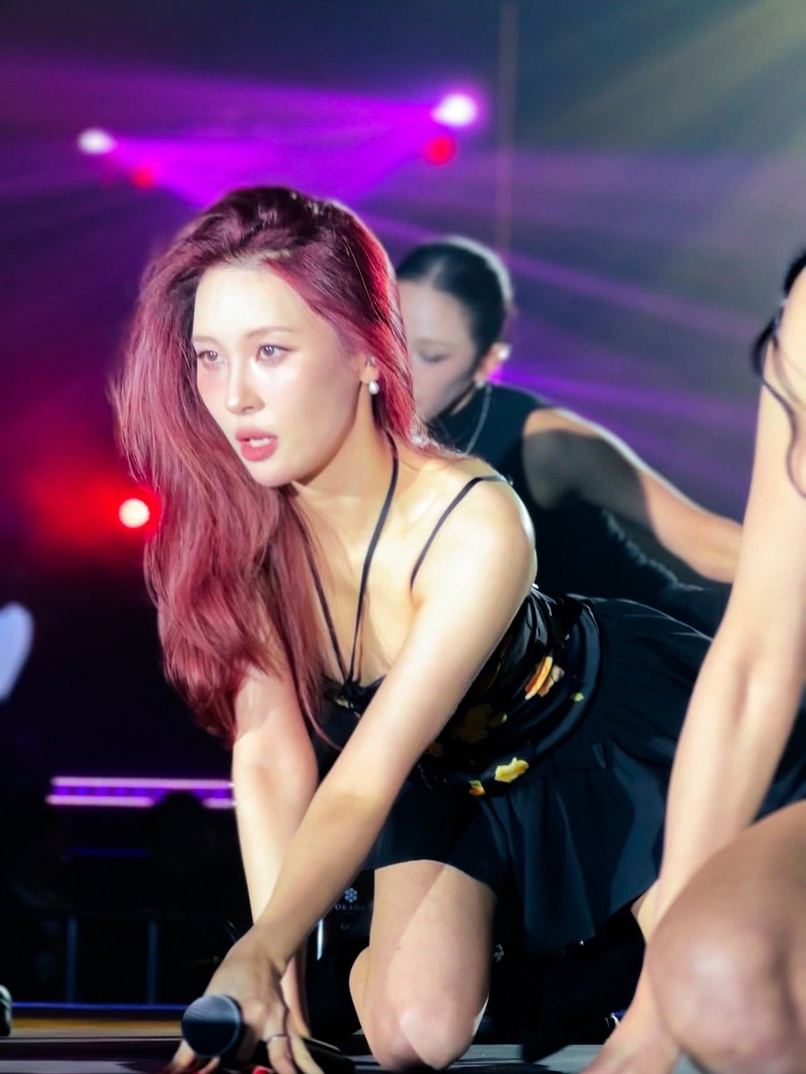 HourlySunmi's tweet photo. Are you guys seeing her?? https://t.co/xDDo15Qu6N