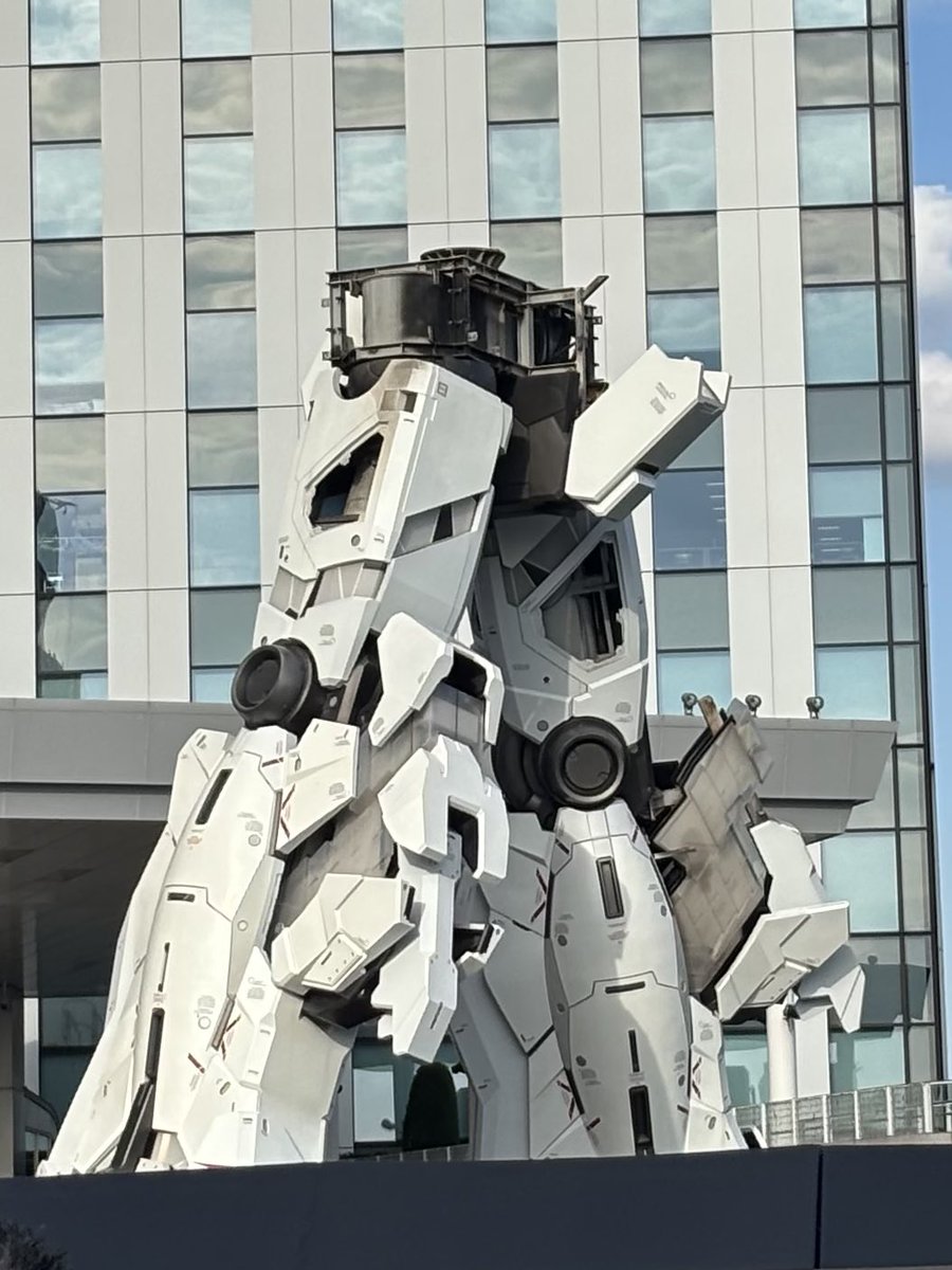 satmluv's tweet photo. そういえばお台場だからさとみくんの好きなガンダムあるじゃん！って思って見たらこれだった https://t.co/GSQEq7Muxz