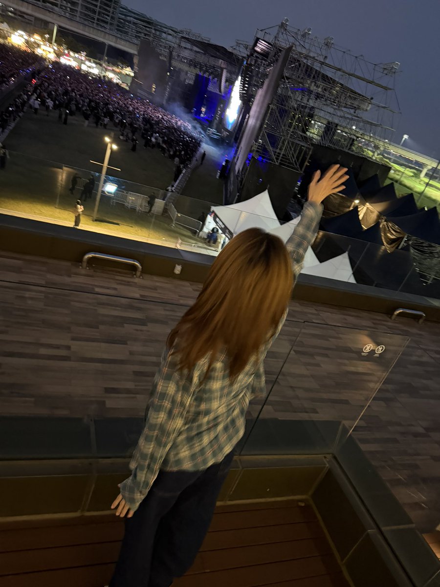 krungy21's tweet photo. 결국 체력방전으로 자리 이동😂 
너무너무 보고 싶었던 윤하 공연도 즐기고 나름 나만의 투샷도 찍고 뛰고 아주 재밌게 놀았다!!! 🥰 윤하 최고최고최고!!! https://t.co/Py6oxt8MaA