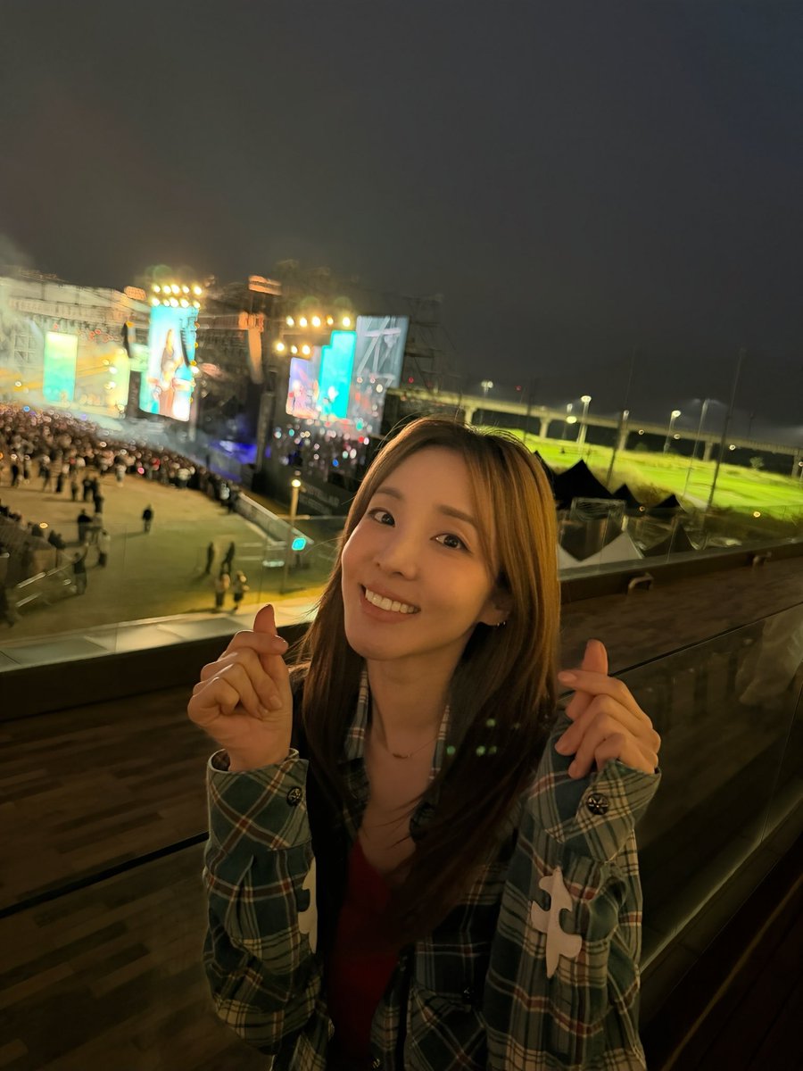 krungy21's tweet photo. 결국 체력방전으로 자리 이동😂 
너무너무 보고 싶었던 윤하 공연도 즐기고 나름 나만의 투샷도 찍고 뛰고 아주 재밌게 놀았다!!! 🥰 윤하 최고최고최고!!! https://t.co/Py6oxt8MaA