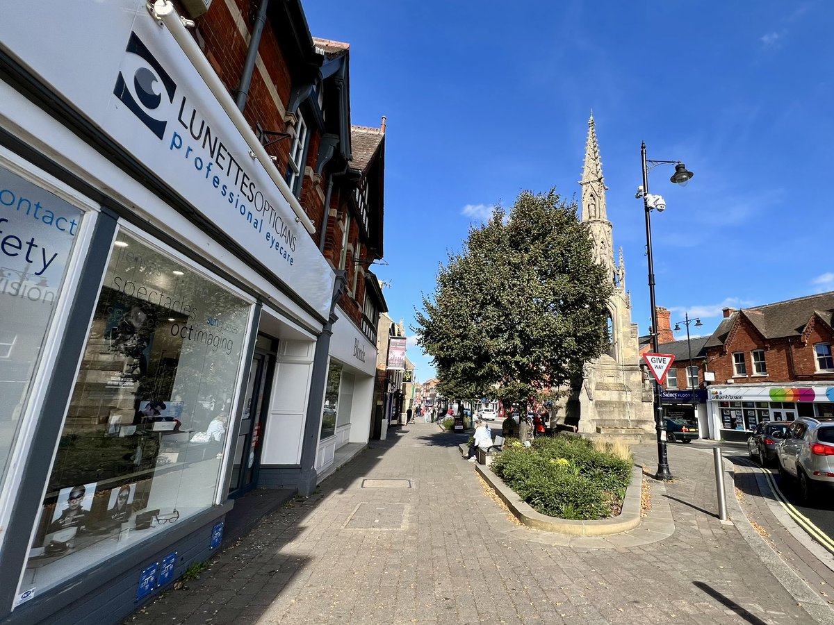 wass74's tweet photo. Good to support the high street shops over the last couple of days in the Market towns of Horncastle &amp; Sleaford and good to see them busy and vibrant with plenty of visitors.
#LincsConnect https://t.co/6FTXkKhe0O