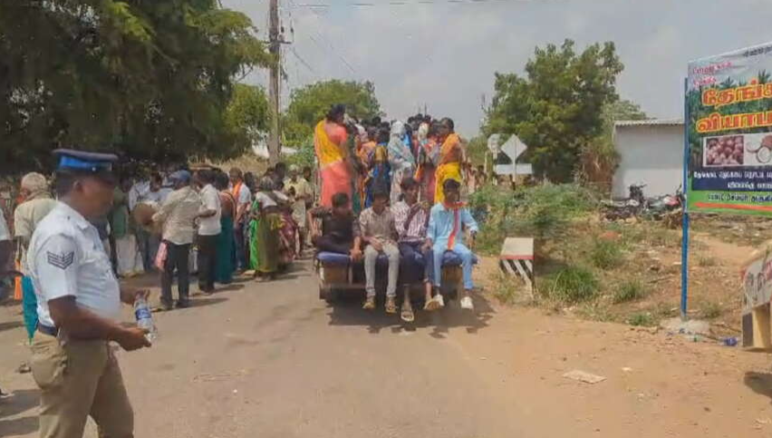 sunnewstamil's tweet photo. #JUSTNOW | இன்னும் சற்று நேரத்தில் தாராபுரத்தில் முதல்வர் விஜய் ரோடு ஷோ தொடங்க உள்ள நிலையில், அவரைக் காண லாரி உள்ளிட்ட சரக்கு வாகனங்களில் வந்திறங்கும் தவெகவினர்
#SunNews | #TVK | #Dharapuram https://t.co/81UWKCosiv