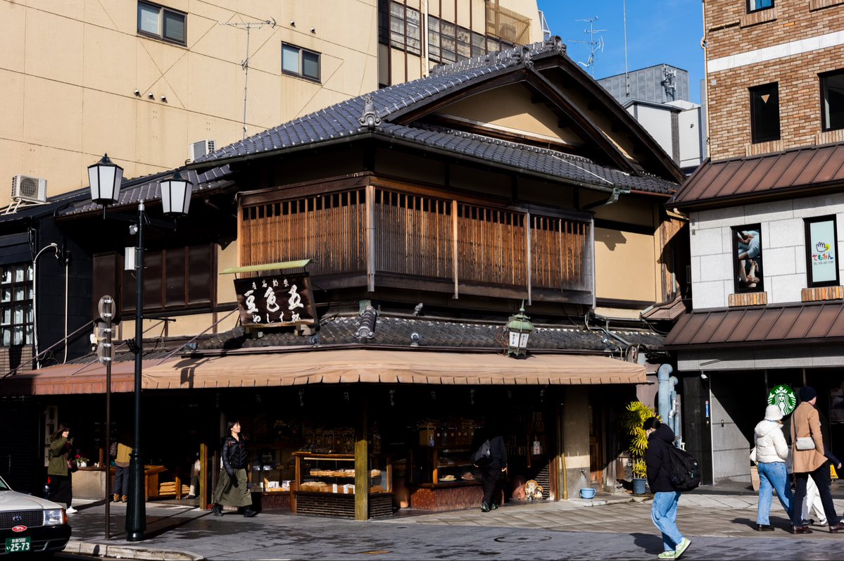 13mkou's tweet photo. NIKONさん。レンズ一体型のフルサイズコンデジ出してくれないかな。
小さなZのボディが出ても手持ちのレンズが大きいから結局ライカみたいにはいかないのよ。

ライカM11-Pで撮った京都の街角 https://t.co/OrAvLIw9YT