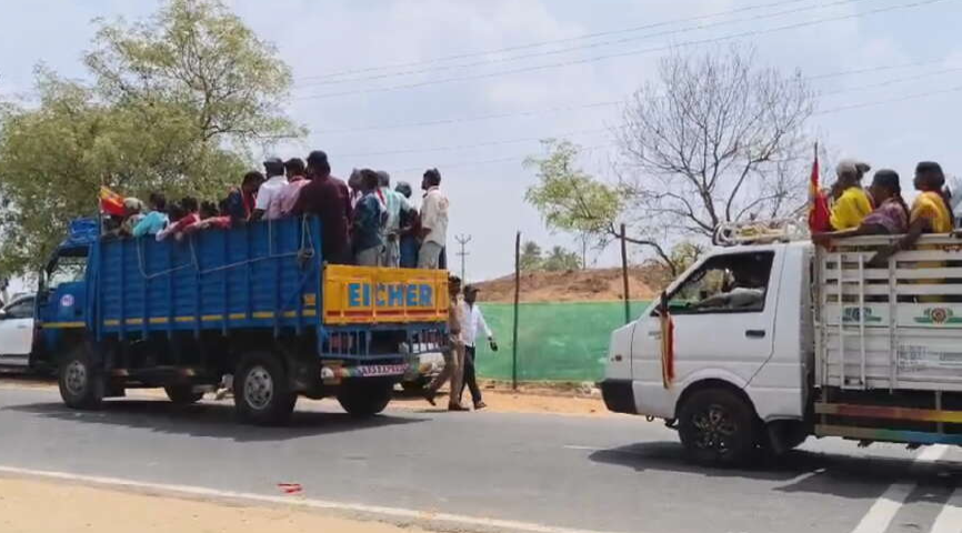 sunnewstamil's tweet photo. #JUSTNOW | இன்னும் சற்று நேரத்தில் தாராபுரத்தில் முதல்வர் விஜய் ரோடு ஷோ தொடங்க உள்ள நிலையில், அவரைக் காண லாரி உள்ளிட்ட சரக்கு வாகனங்களில் வந்திறங்கும் தவெகவினர்
#SunNews | #TVK | #Dharapuram https://t.co/81UWKCosiv