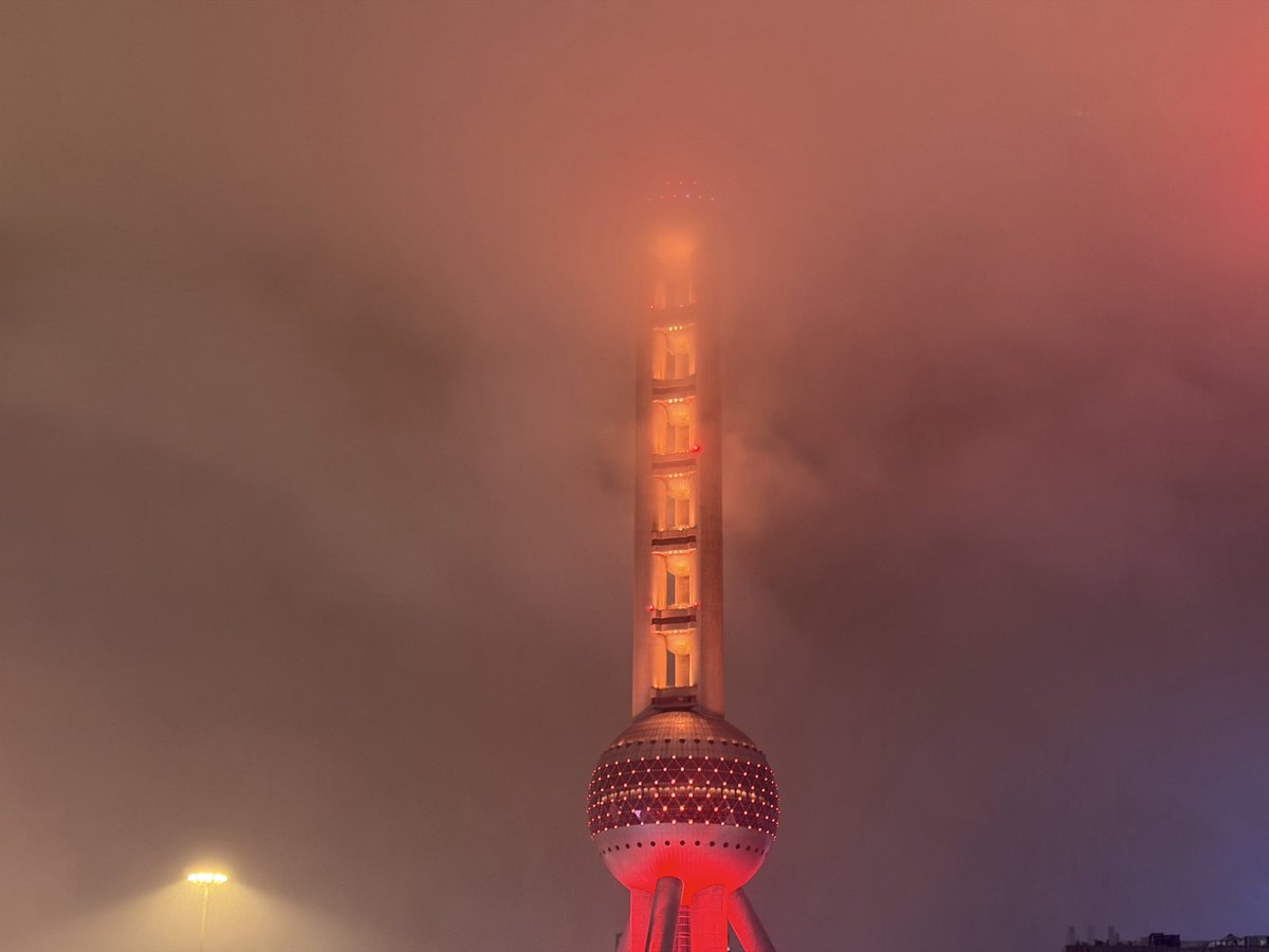 PlusH10210901's tweet photo. 哇哦😯，这几天上海一直在下雨，但是这种云雾缭绕的感觉很震撼 https://t.co/AYT4ciZY0b