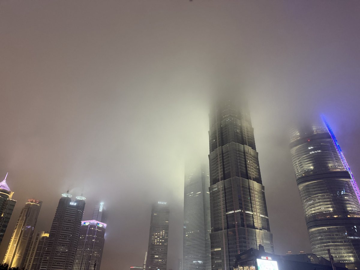 PlusH10210901's tweet photo. 哇哦😯，这几天上海一直在下雨，但是这种云雾缭绕的感觉很震撼 https://t.co/AYT4ciZY0b