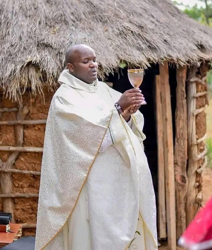 ancuevasm's tweet photo. Lo último que hizo este sacerdote antes de morir fue celebrar la fe con su pueblo. Su camino de regreso a casa terminó en una emboscada.

El padre Allois Cheruiyot Bett fue asesinado a tiros en el valle de Kerio, Kenia, el 22 de mayo de 2025.

Su muerte nos recuerda la realidad de tantas comunidades que viven bajo la amenaza de la violencia, la inseguridad y los ataques armados.

Mientras algunos arriesgan su vida por servir a Dios y a los demás, hay lugares donde ni siquiera ejercer el ministerio sacerdotal está libre de peligro.

Que su sangre no quede olvidada. Que su entrega nos recuerde que la fe no se apaga con la muerte.

Descanse en paz, padre Allois. 

🙏✝️