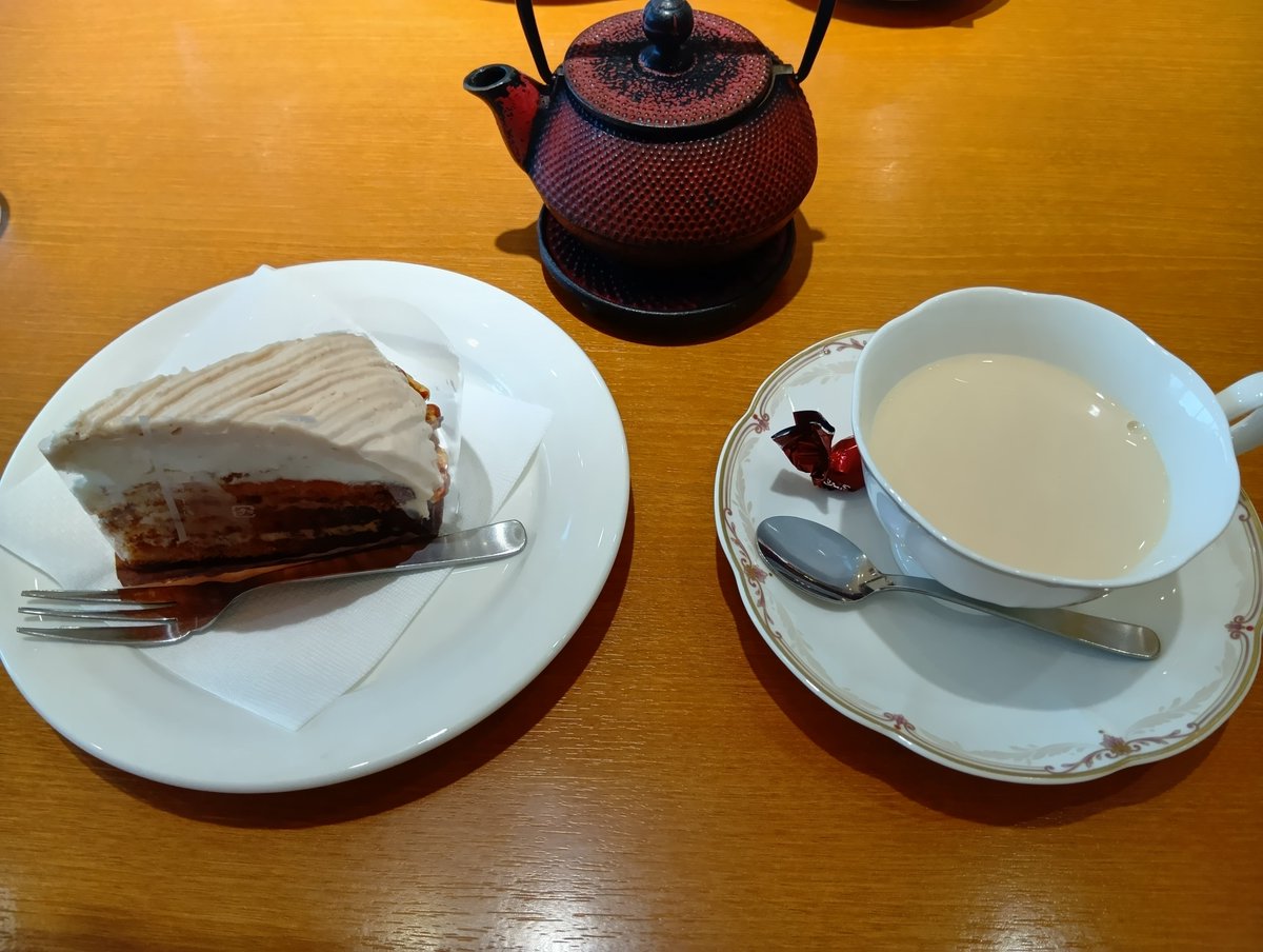 koma_ruucoco's tweet photo. #週末カフェ

モンブラン🌰
ロイヤルミルクティー🫖

#今日のおやつ
#カフェ好き https://t.co/x6dsgICZZk