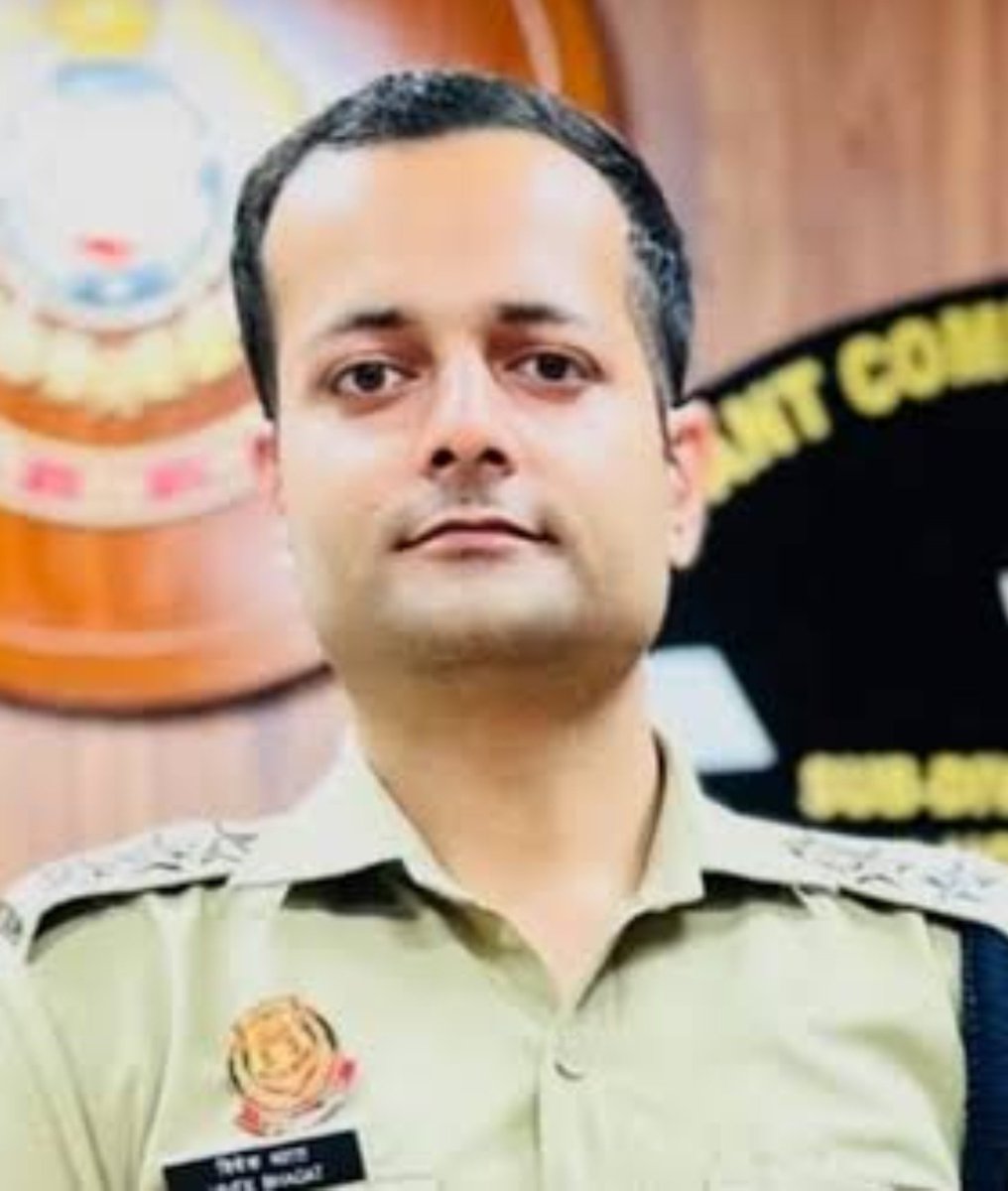 SurajKrBauddh's tweet photo. Some morally sick clowns are supporting Delhi Cop ACP Vivek Bhagat, who allegedly sexually assaulted a female journalist.

See their caste, twitter bios, and political affiliations. You will know the reason why they are so sick, misogynistic &amp; monstrous. https://t.co/FOeVuIxeUO