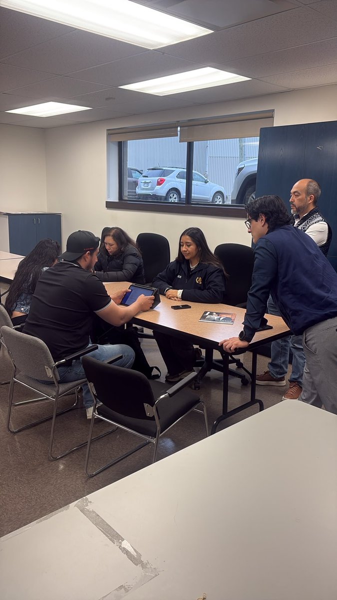 consgtmontreal's tweet photo. Realizamos Jornada extraordinaria de documentación y certificaciones de Competencias por parte del Mineduc en la Ciudad de Québec. 
Acercamos los servicios a nuestros connacionales. https://t.co/AtDgN87gsw
