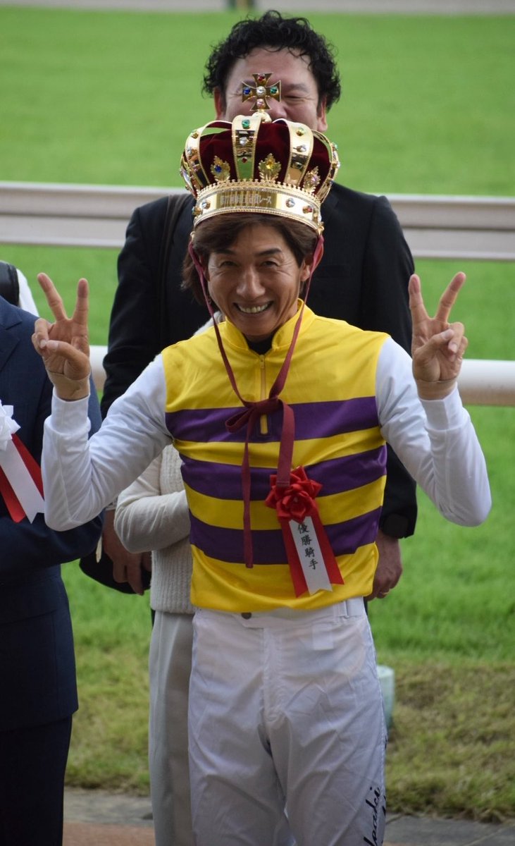 na_horselove's tweet photo. めちゃめちゃ恥ずかしがりながらも、王冠被ってくれた幸さん、王子すぎる👑 https://t.co/zmJrXojNLk