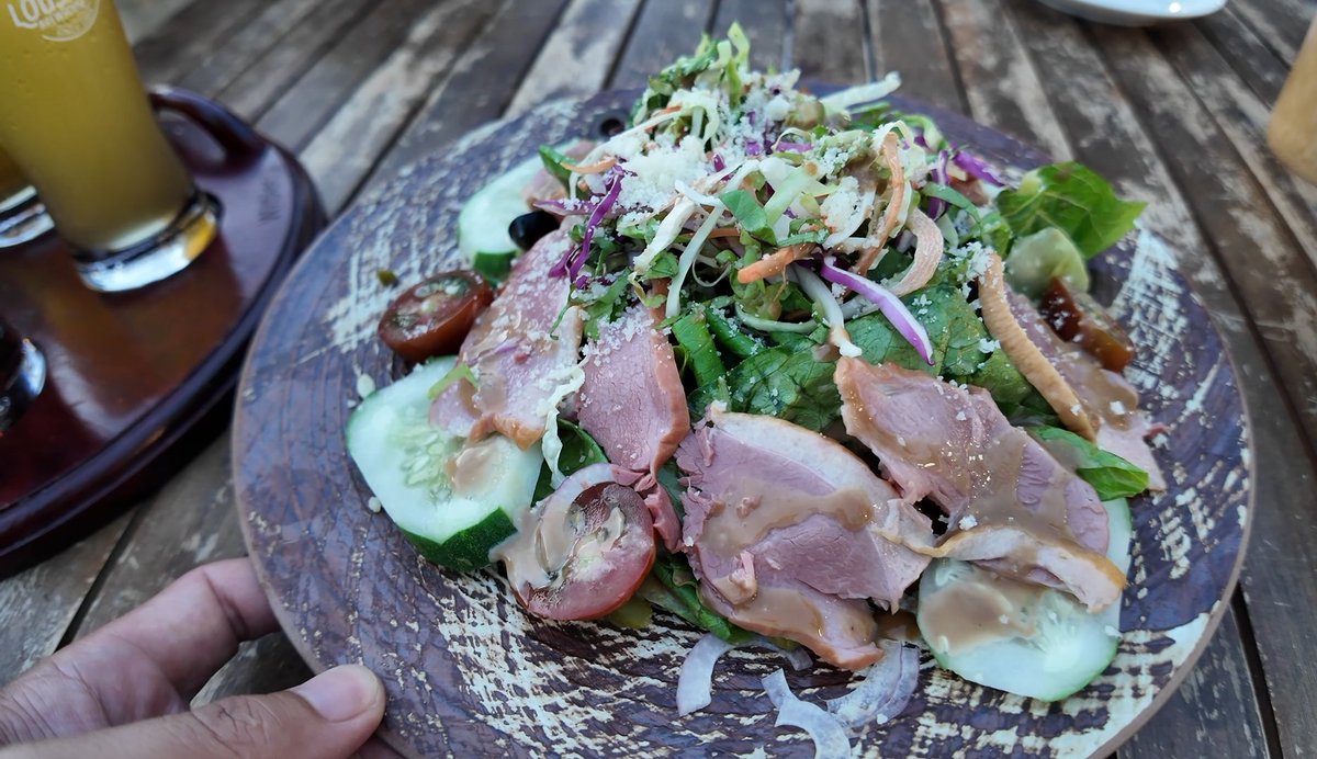 ThuyTrang108's tweet photo. The duck breast is seasoned with salt, pepper, and spices, then slow-cooked using a smoking method that allows the meat to gradually absorb a distinctive aroma.
The duck is thinly sliced ​​and arranged with fresh greens, red cabbage, cucumber, cherry tomatoes, and red onion. A touch of grated cheese and a mildly creamy dressing help balance the rich flavor of the duck.