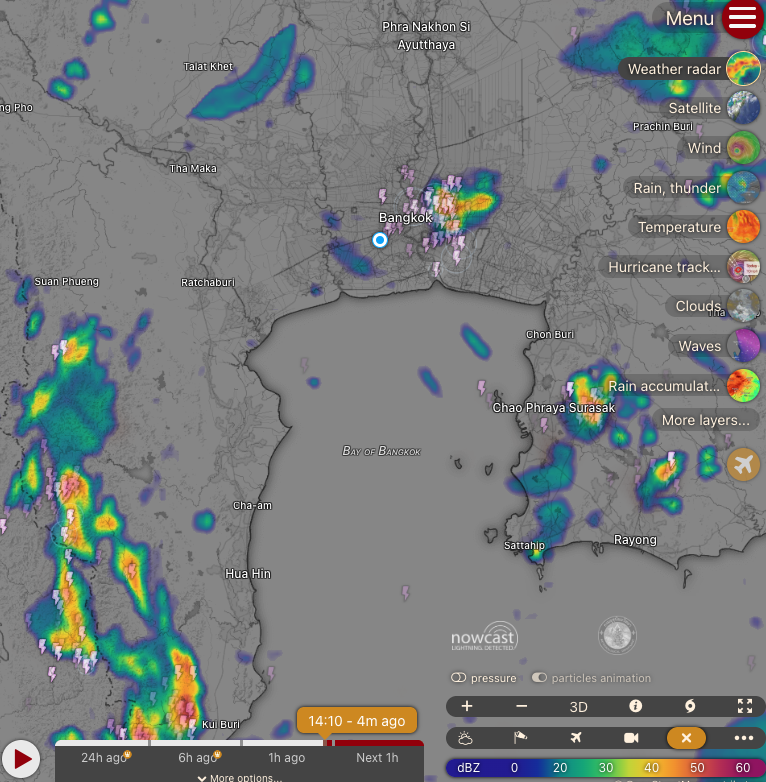 pprownets2023's tweet photo. จากภาพเรดาร์สภาพอากาศ (เวลา 14:10 น.) บริเวณที่มีฝนตกหลักๆ มีดังนี้ครับ:

กรุงเทพฯ ฝั่งตะวันออก, สมุทรปราการ และฉะเชิงเทรา: มีกลุ่มฝนตกหนักถึงหนักมากและมีฝนฟ้าคะนอง (พื้นที่สีแดง สีม่วง และสัญลักษณ์ฟ้าผ่า)

ภาคตะวันออก: มีฝนตกกระจายตัวระดับปานกลางถึงหนัก บริเวณชลบุรี, พัทยา, เจ้าพระยาสุรศักดิ์, ปลวกแดง และระยอง

อ่าวไทยฝั่งตะวันตก: มีกลุ่มฝนตกประปรายบริเวณชายฝั่งและในทะเล ใกล้กับหัวหิน, ปราณบุรี และบ้านคลองน้อย

ภาคตะวันตก: มีกลุ่มฝนเล็กน้อยถึงปานกลางกระจายตัวบริเวณกาญจนบุรี (เช่น แถบตลาดเขต)