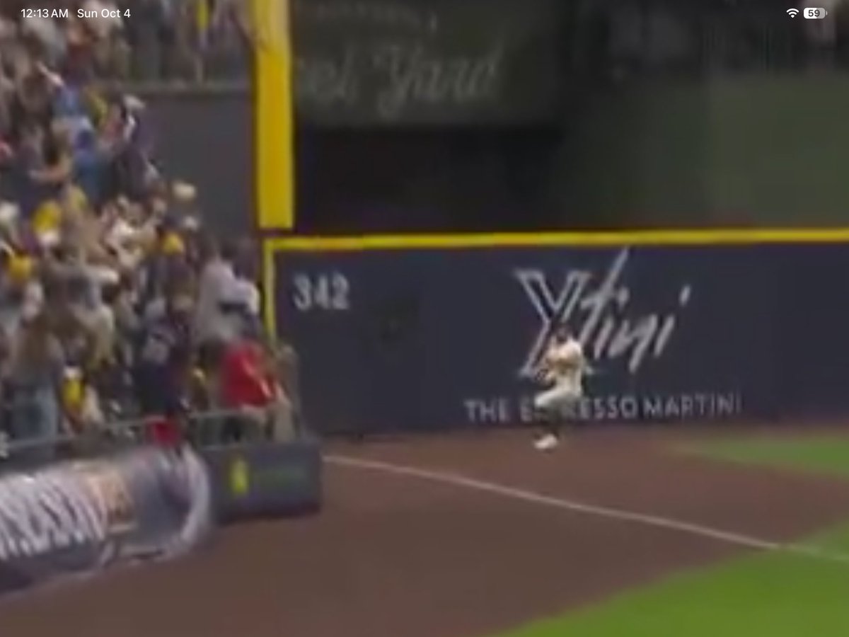 BabyBebo5's tweet photo. @DannyVietti 3 -4 fucking feet in front of the 342 sign - fucking mouth breathers. https://t.co/v8nVk9XYeI