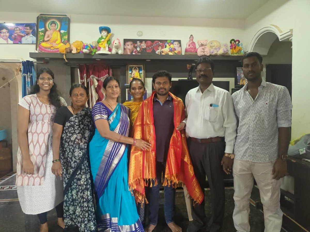 venkatbta's tweet photo. 💐✍️📖🙏🌹వియత్నాం విదేశీ విద్యా విధానం అధ్యయనం కు వెళ్తున్న సందర్భంగా మా గురువు గారు పంబలి జీవన్ కుమార్, యంఈవో &amp; ఇందిర, రెవెన్యూ ఇన్స్పెక్టర్ అక్క గారు కుటుంబ సమేతంగా వచ్చి అభినందించి శుభాకాంక్షలు తెలియజేశారు. 💐🌹💐🤝హృదయపూర్వక ధన్యవాదాలు🙏 https://t.co/nPyBA8o9DX