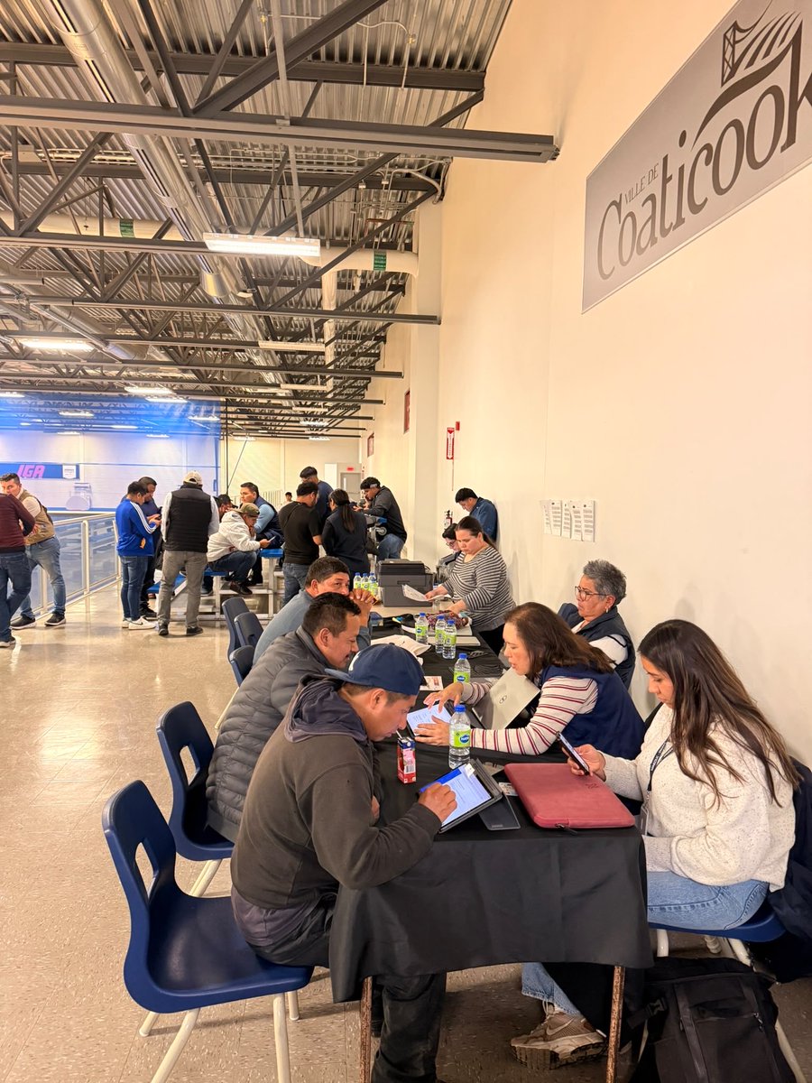 consgtmontreal's tweet photo. Realizamos Jornada extraordinaria de documentación y certificaciones de Competencias por parte del Mineduc en la Ciudad de Coaticook. 
Acercamos los servicios a nuestros connacionales. https://t.co/idp7i4V0Di