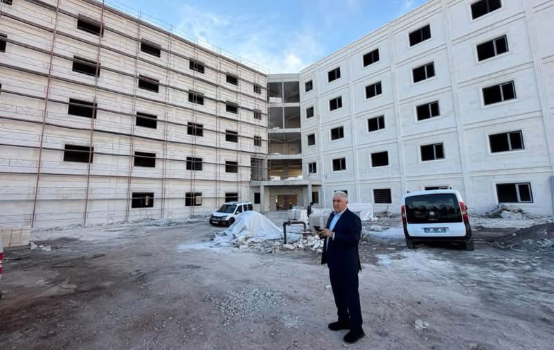 Guneydogu_TV's tweet photo. Astor enerji Yönetim kurulu başkanı Feridun geçgel memleketi Şanlıurfa da yapımı devam eden bitme aşamasındaki taziye evi cami ve Kur'an kursunu gezerek son durumu hakkında bilgi aldı. Hayır sever işadamı Feridun Geçgelin yaptığı bu önemli eserde çok sayıda genç kuran okumayı öğrenecek. Camii ve taziye evinden vatandaşlar istifade edecek. @FeridunGecgel
