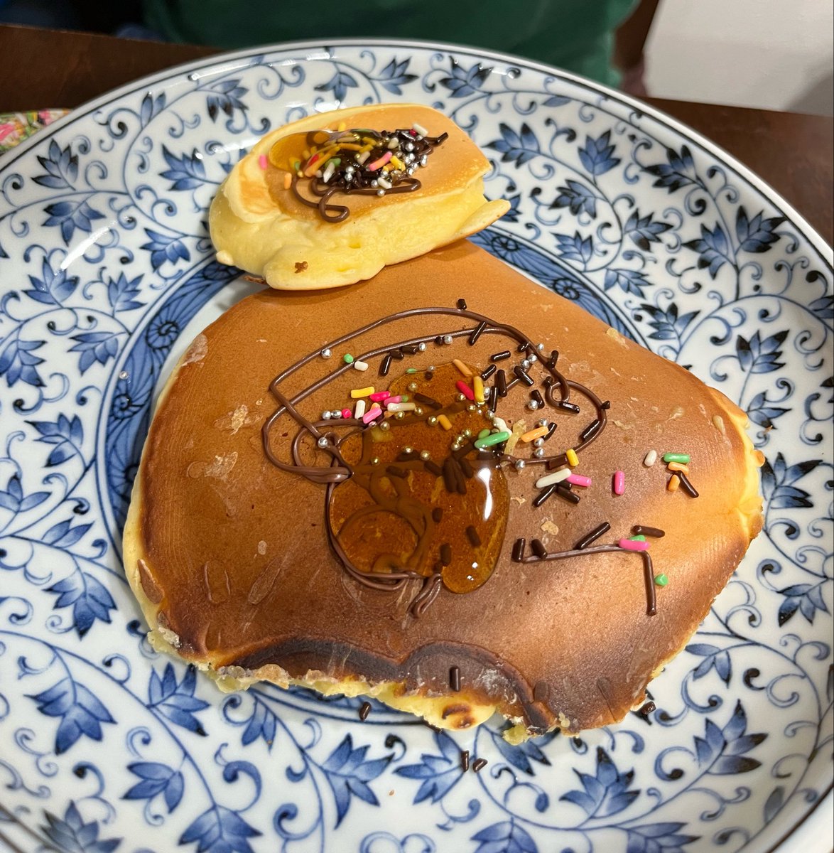 higeneg's tweet photo. 休日の午後に家族とホットプレートでホットケーキを焼く日常

欧米か！ https://t.co/JvQJu654ij