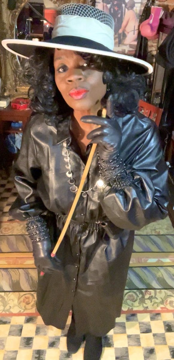 SoFlContessa's tweet photo. On your knees…NOW! https://t.co/DjTNbprRxw