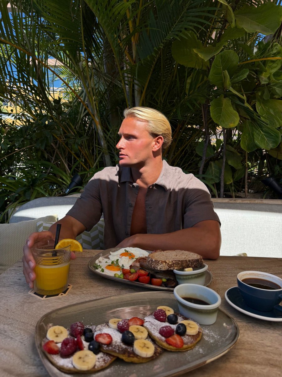 MasterrKenn's tweet photo. Breakfast tastes better when you’re built like the main course. https://t.co/zPBF5xz32m
