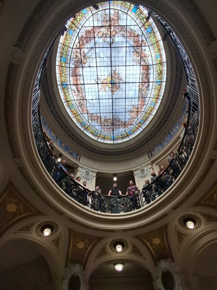 PJudicialUY's tweet photo. Mármoles, vitrales, maderas, molduras… 

Cada detalle cuenta una historia. 

Este domingo, vení a descubrir un edificio lleno de detalles y tradición.

📍Pasaje de los Derechos Humanos 1310 
🕙 De 10 a 17 h 
📣 Visitas guiadas, de 11:00 a 16:00 h
🎟️ Entrada gratuita https://t.co/mLXEOKBvgC