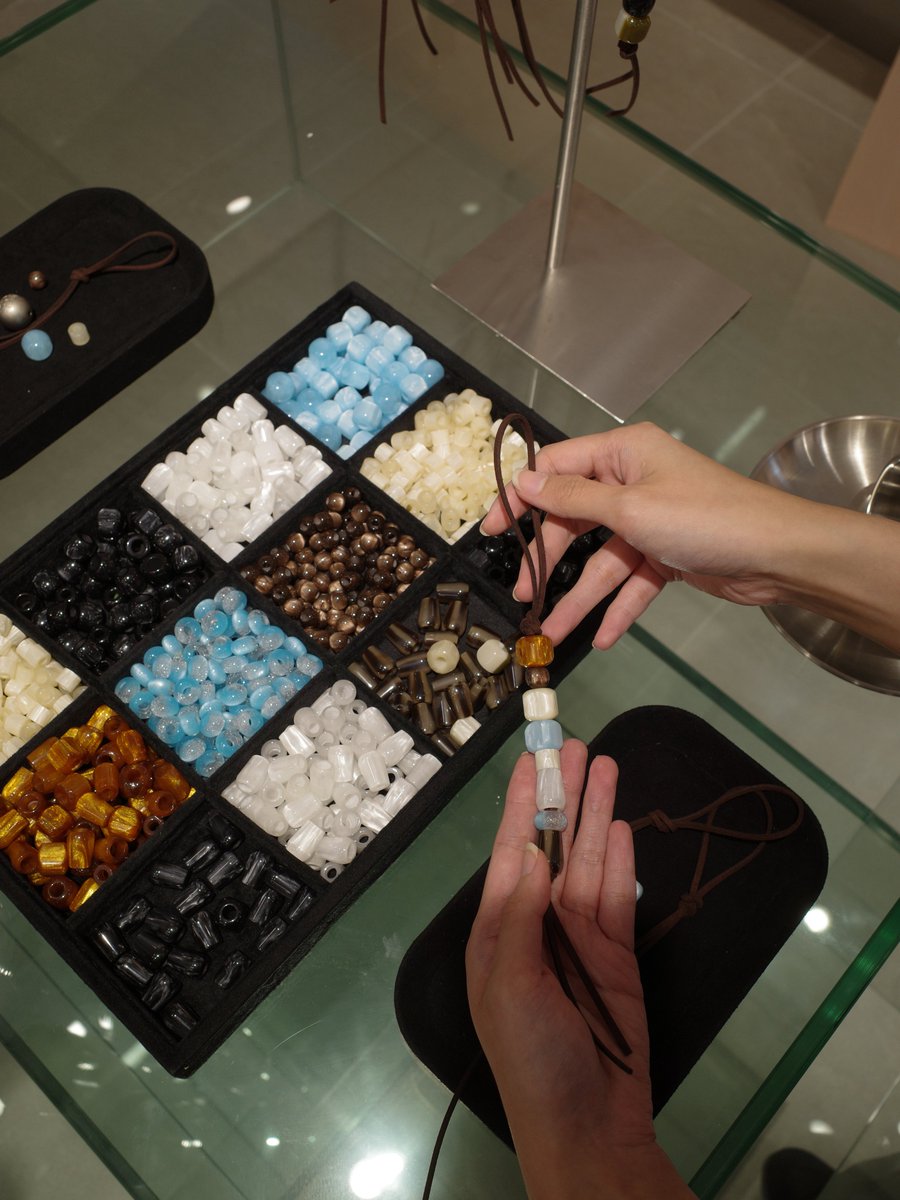 maisonKEEPS's tweet photo. Make it yours: exclusive charm workshop! 🎀🗝️ Come add a special touch to your Soirée Bag. 👜

สิทธิพิเศษสำหรับลูกค้าที่สั่งซื้อกระเป๋าทางหน้าร้าน (Offline) รับทันที Voucher เข้าร่วม Workshop ร้อยชาร์มสุดเอ็กซ์คลูซีฟฟรี!

📍 maison KEEPS Flagship Store
🗓 5 - 31 Oct 2026
(1 charm per 1 bag only | limited quantity)
*T&Cs apply

#maisonKEEPS #SoiréeBag 
#YokoApasra
#maisonKEEPSfriends