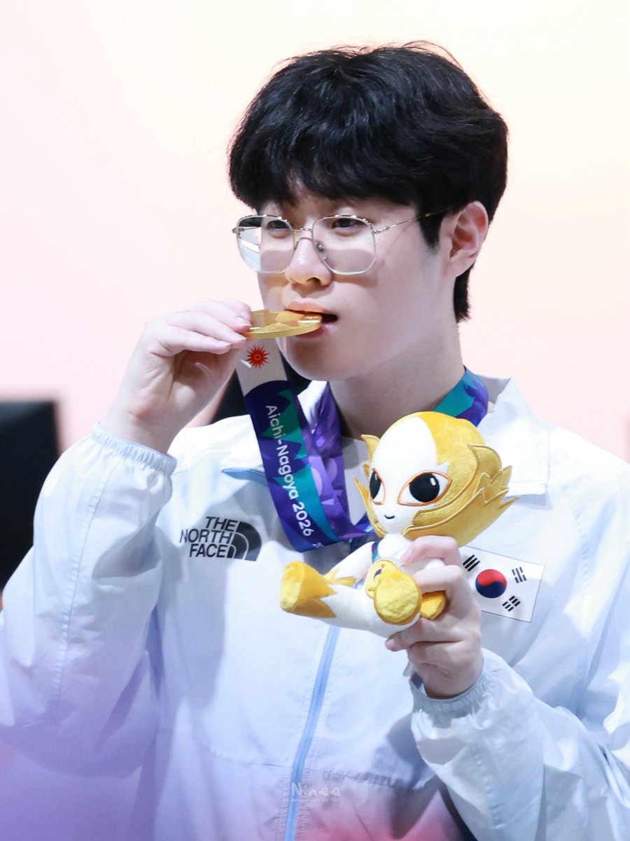 rrrru2022's tweet photo. 261002 Asian Games

🏅😋

#ZEUS #제우스 #최우제 https://t.co/i1nNB7Hcx5